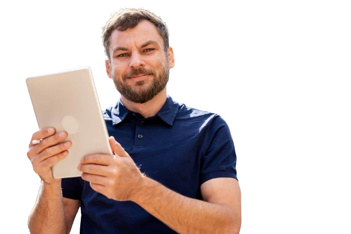 Profissional analisando dados em tablet